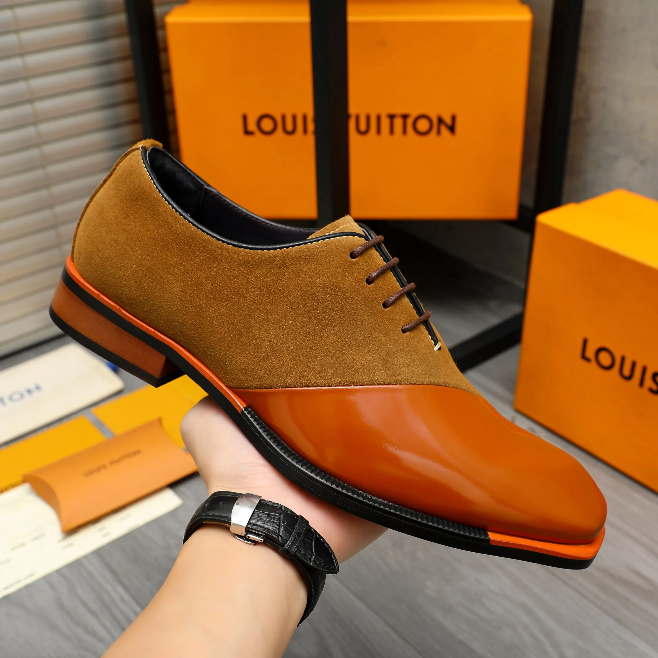 Men's shoes 💰580 Product trademark: LV "Louis Vuitton" business formal lace-up leather shoes Regular size: 37-46 Product materials: Selected high-quality cowhide stitching nubuck leather upper, pigskin lining, rubber outsole